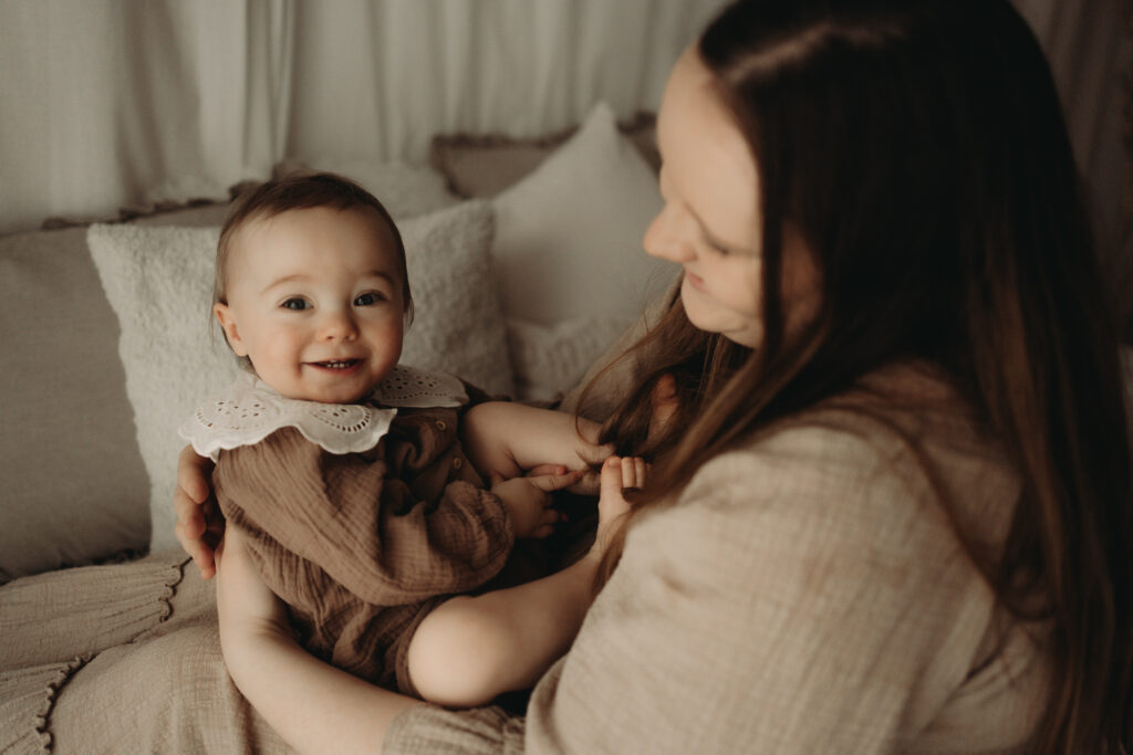 babyfotograf-mama-kind-bilder-baby-mit-Mama-motherhood-mommy-and-me-aalen-ellwangen-schwäbisch-gmünd-heidenheim