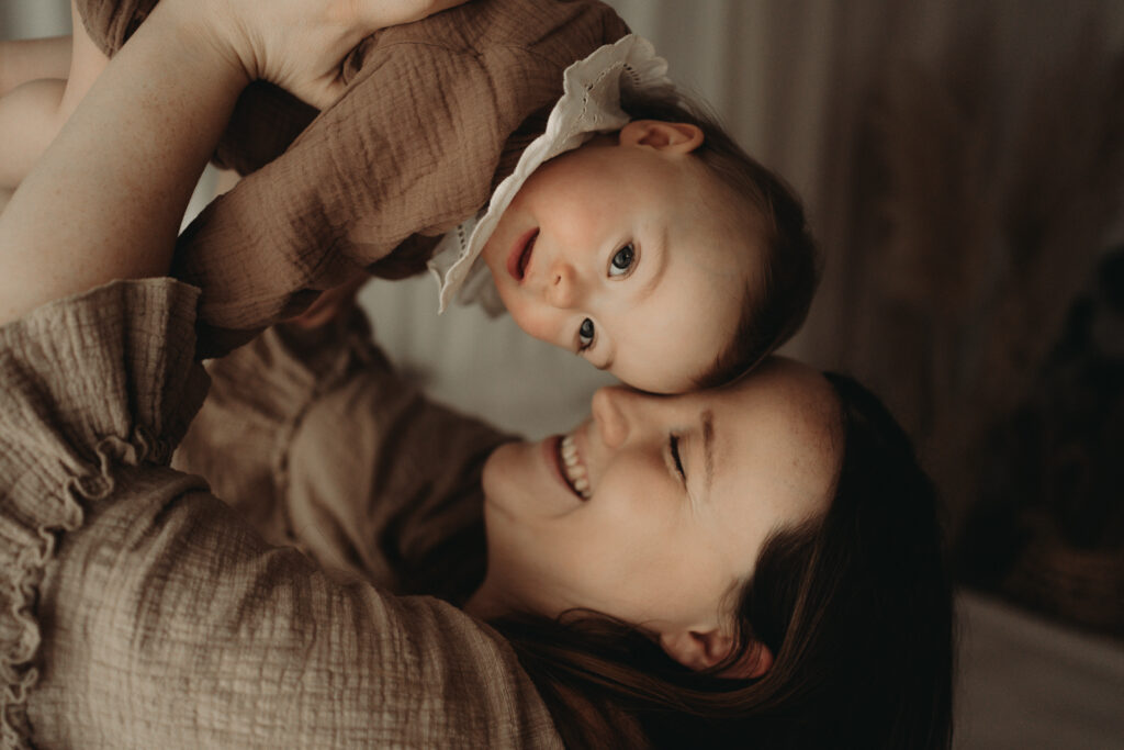 babyfotograf-mama-kind-bilder-baby-mit-Mama-motherhood-mommy-and-me-aalen-ellwangen-schwäbisch-gmünd-heidenheim