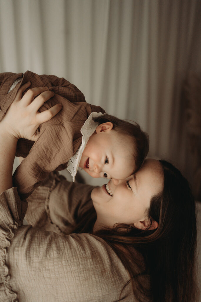 babyfotograf-mama-kind-bilder-baby-mit-Mama-motherhood-mommy-and-me-aalen-ellwangen-schwäbisch-gmünd-heidenheim