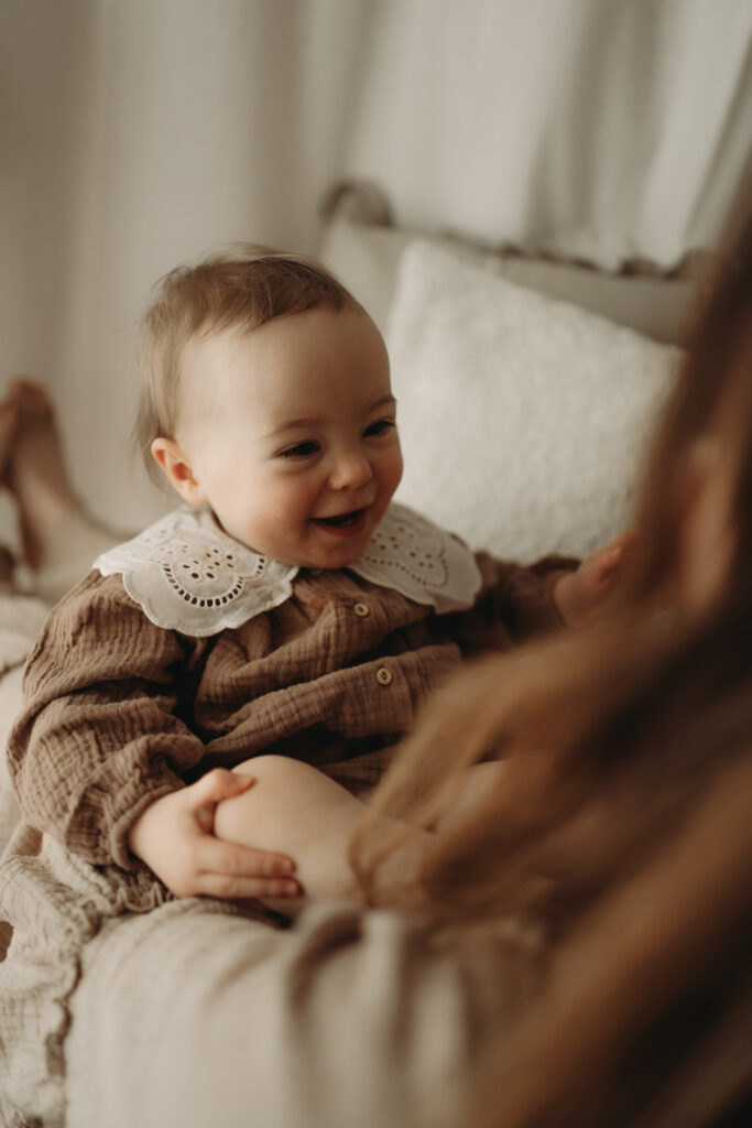 babyfotograf-mama-kind-bilder-baby-mit-Mama-motherhood-mommy-and-me-aalen-ellwangen-schwäbisch-gmünd-heidenheim