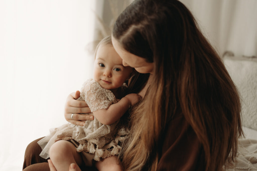 babyfotograf-mama-kind-bilder-baby-mit-Mama-motherhood-mommy-and-me-aalen-ellwangen-schwäbisch-gmünd-heidenheim