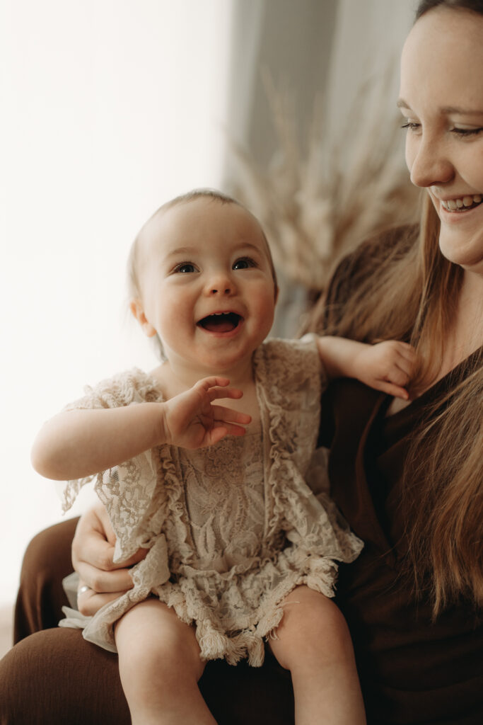 babyfotograf-mama-kind-bilder-baby-mit-Mama-motherhood-mommy-and-me-aalen-ellwangen-schwäbisch-gmünd-heidenheim