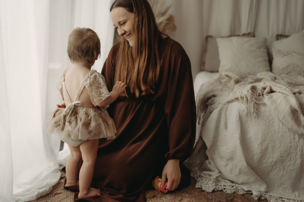 babyfotograf-mama-kind-bilder-baby-mit-Mama-motherhood-mommy-and-me-aalen-ellwangen-schwäbisch-gmünd-heidenheim
