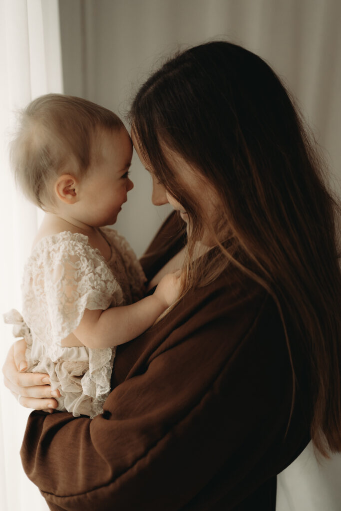 babyfotograf-mama-kind-bilder-baby-mit-Mama-motherhood-mommy-and-me-aalen-ellwangen-schwäbisch-gmünd-heidenheim