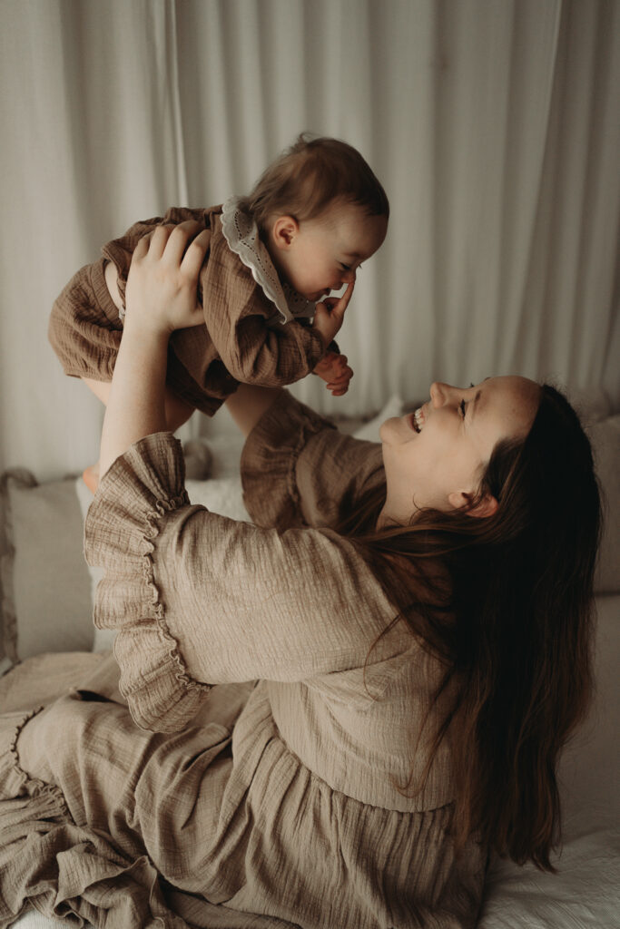 babyfotograf-mama-kind-bilder-baby-mit-Mama-motherhood-mommy-and-me-aalen-ellwangen-schwäbisch-gmünd-heidenheim