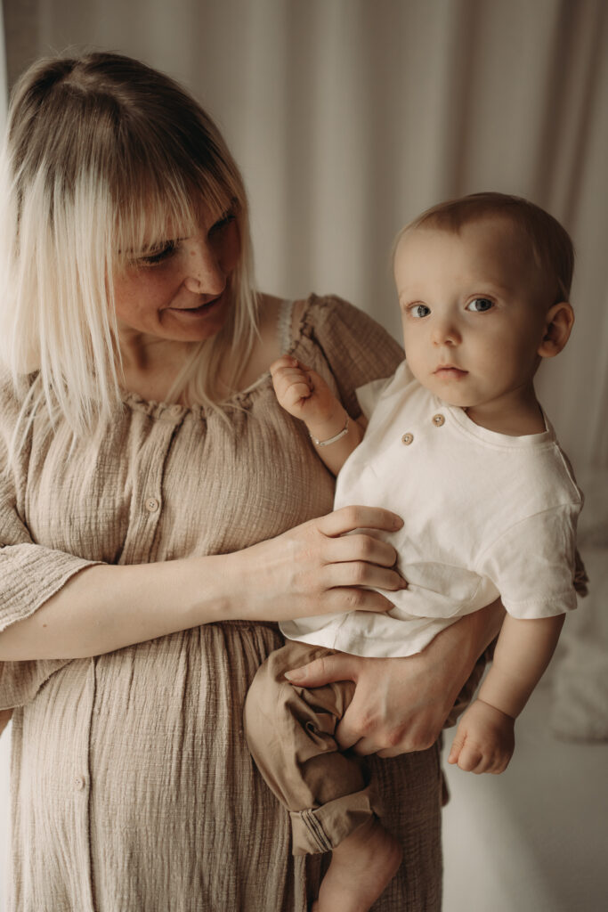 babyfotograf-mama-kind-bilder-baby-mit-Mama-motherhood-mommy-and-me-aalen-ellwangen-schwäbisch-gmünd-heidenheim