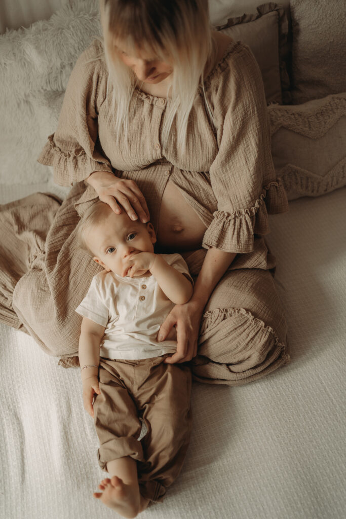 babybauch-fotograf-mama-kind-bilder-baby-mit-Mama-motherhood-mommy-and-me-aalen-ellwangen-schwäbisch-gmünd-heidenheim
