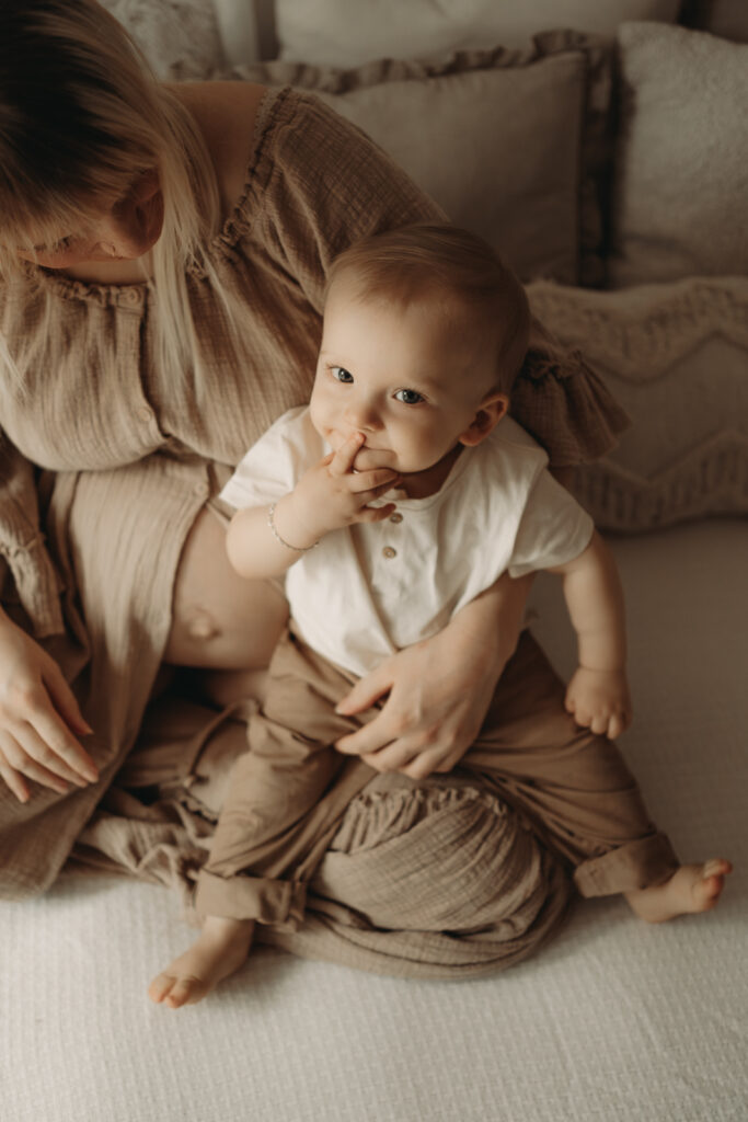 babybauch-fotograf-mama-kind-bilder-baby-mit-Mama-motherhood-mommy-and-me-aalen-ellwangen-schwäbisch-gmünd-heidenheim