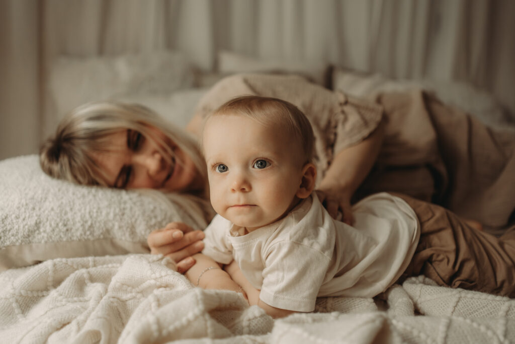 babyfotograf-mama-kind-bilder-baby-mit-Mama-motherhood-mommy-and-me-aalen-ellwangen-schwäbisch-gmünd-heidenheim