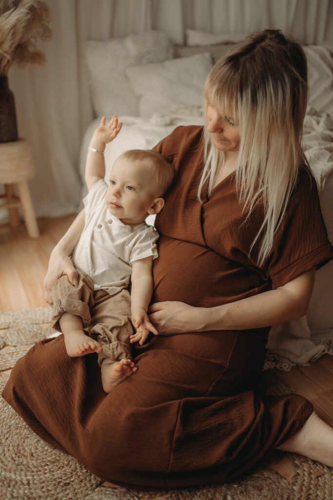 babybauch-fotograf-mama-kind-bilder-baby-mit-Mama-motherhood-mommy-and-me-aalen-ellwangen-schwäbisch-gmünd-heidenheim