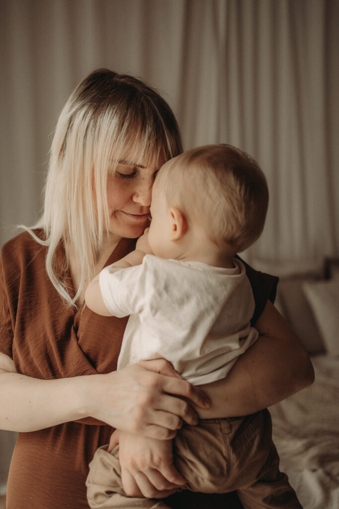 babyfotograf-mama-kind-bilder-baby-mit-Mama-motherhood-mommy-and-me-aalen-ellwangen-schwäbisch-gmünd-heidenheim