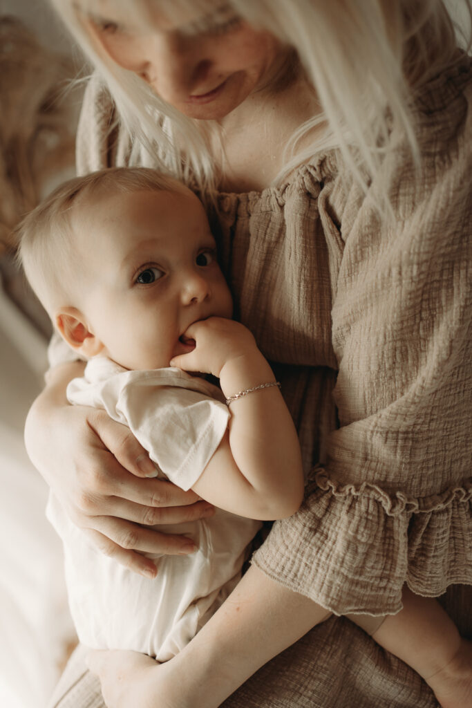 babyfotograf-mama-kind-bilder-baby-mit-Mama-motherhood-mommy-and-me-aalen-ellwangen-schwäbisch-gmünd-heidenheim