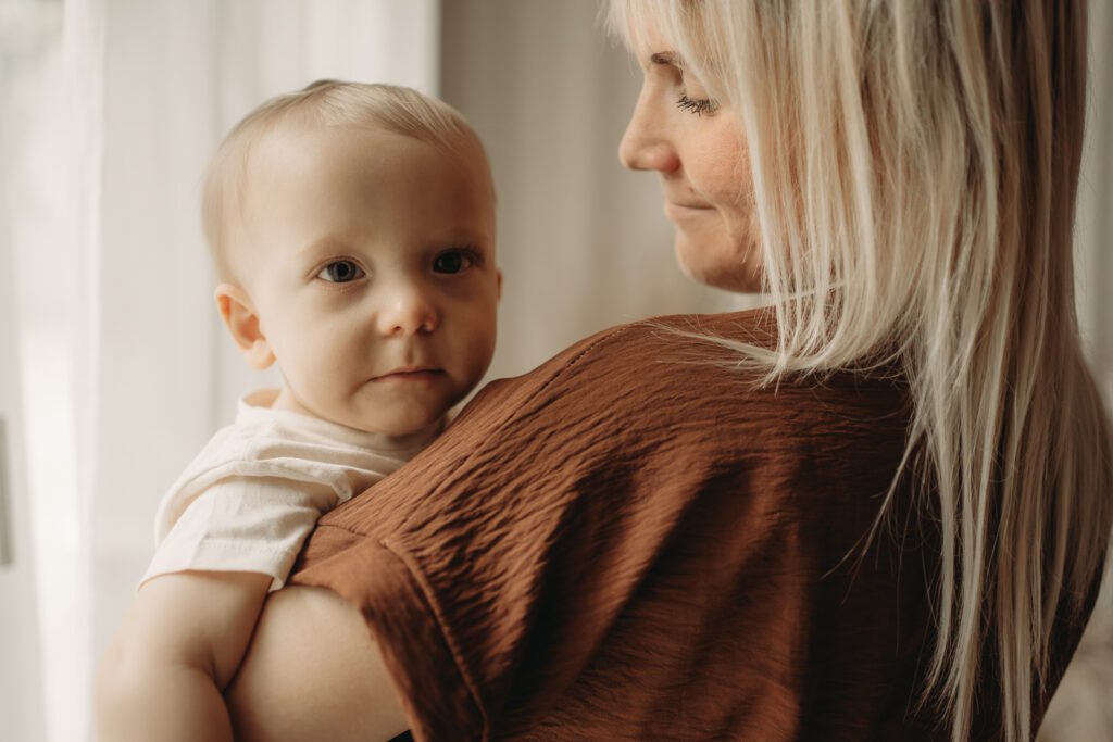 babyfotograf-mama-kind-bilder-baby-mit-Mama-motherhood-mommy-and-me-aalen-ellwangen-schwäbisch-gmünd-heidenheim