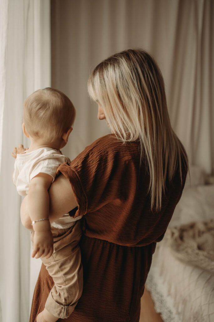babyfotograf-mama-kind-bilder-baby-mit-Mama-motherhood-mommy-and-me-aalen-ellwangen-schwäbisch-gmünd-heidenheim