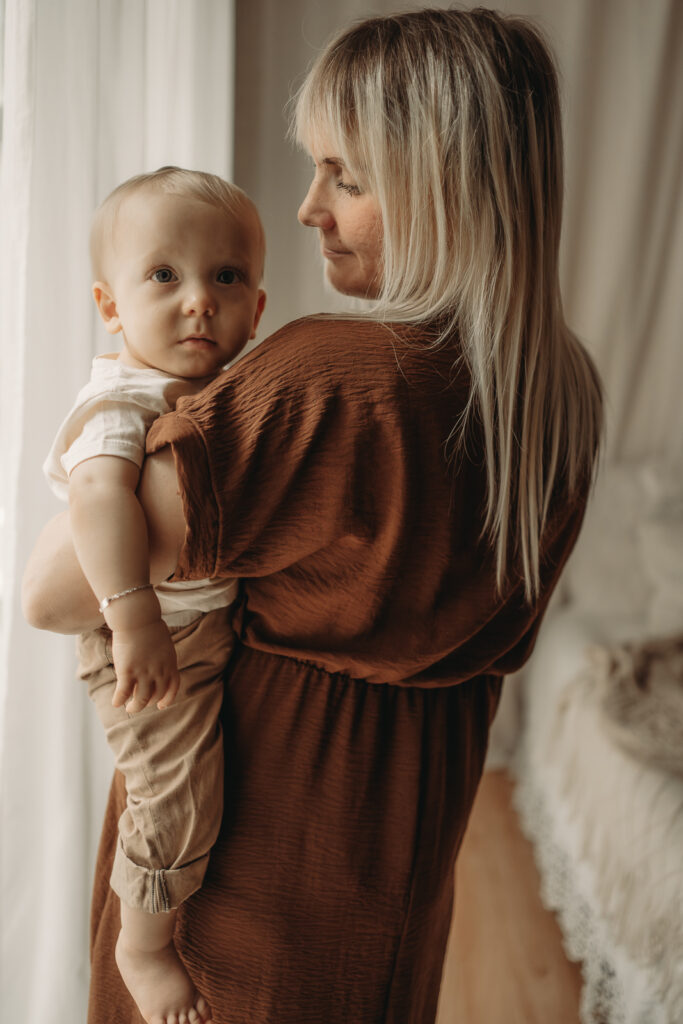 babyfotograf-mama-kind-bilder-baby-mit-Mama-motherhood-mommy-and-me-aalen-ellwangen-schwäbisch-gmünd-heidenheim