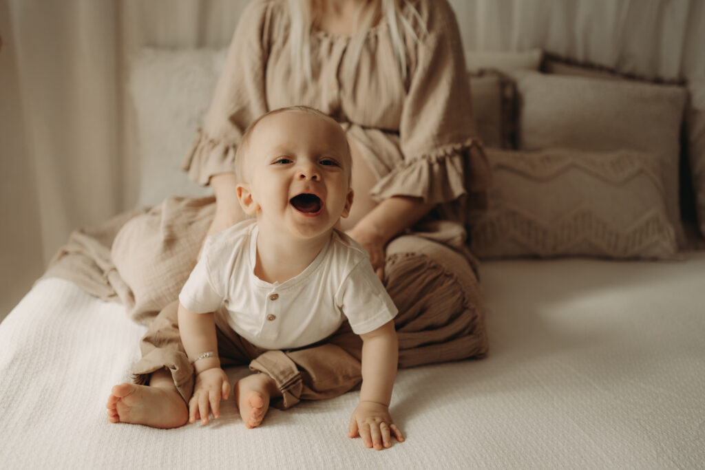 babyfotograf-mama-kind-bilder-baby-mit-Mama-motherhood-mommy-and-me-aalen-ellwangen-schwäbisch-gmünd-heidenheim